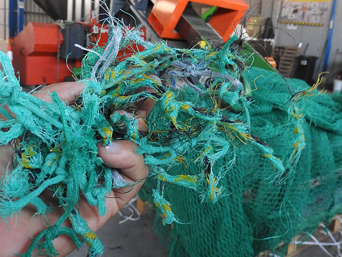 35 toneladas de redes de pesca transformadas en viseras de gorras